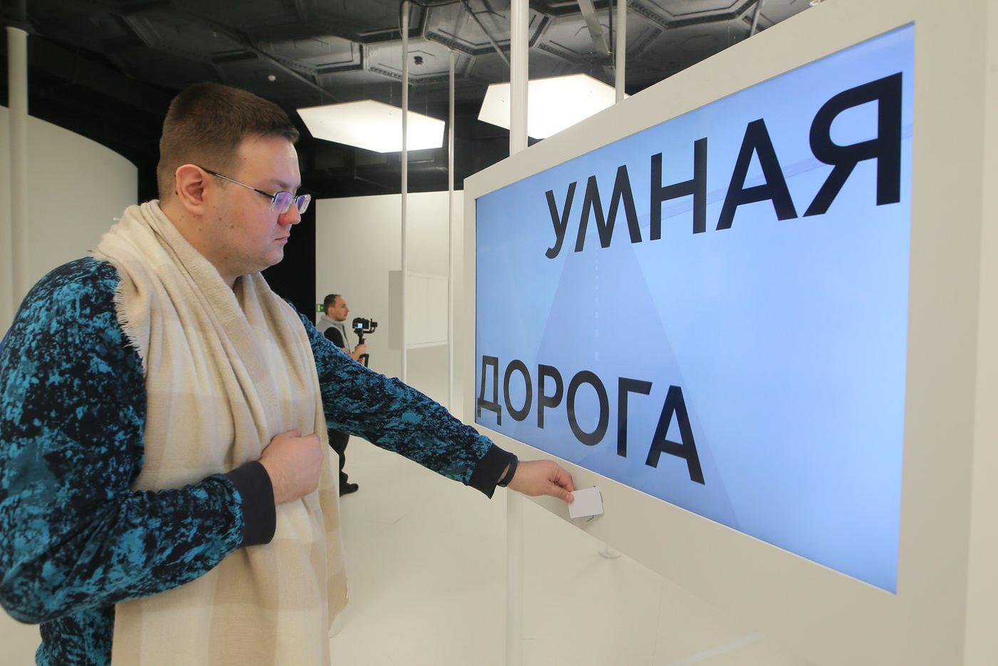 Специальная карточка, которую можно взять на входе в третий зал, поможет познакомиться со всеми видами транспорта и пересадками, которые можно совершить в Москве 2035 года.