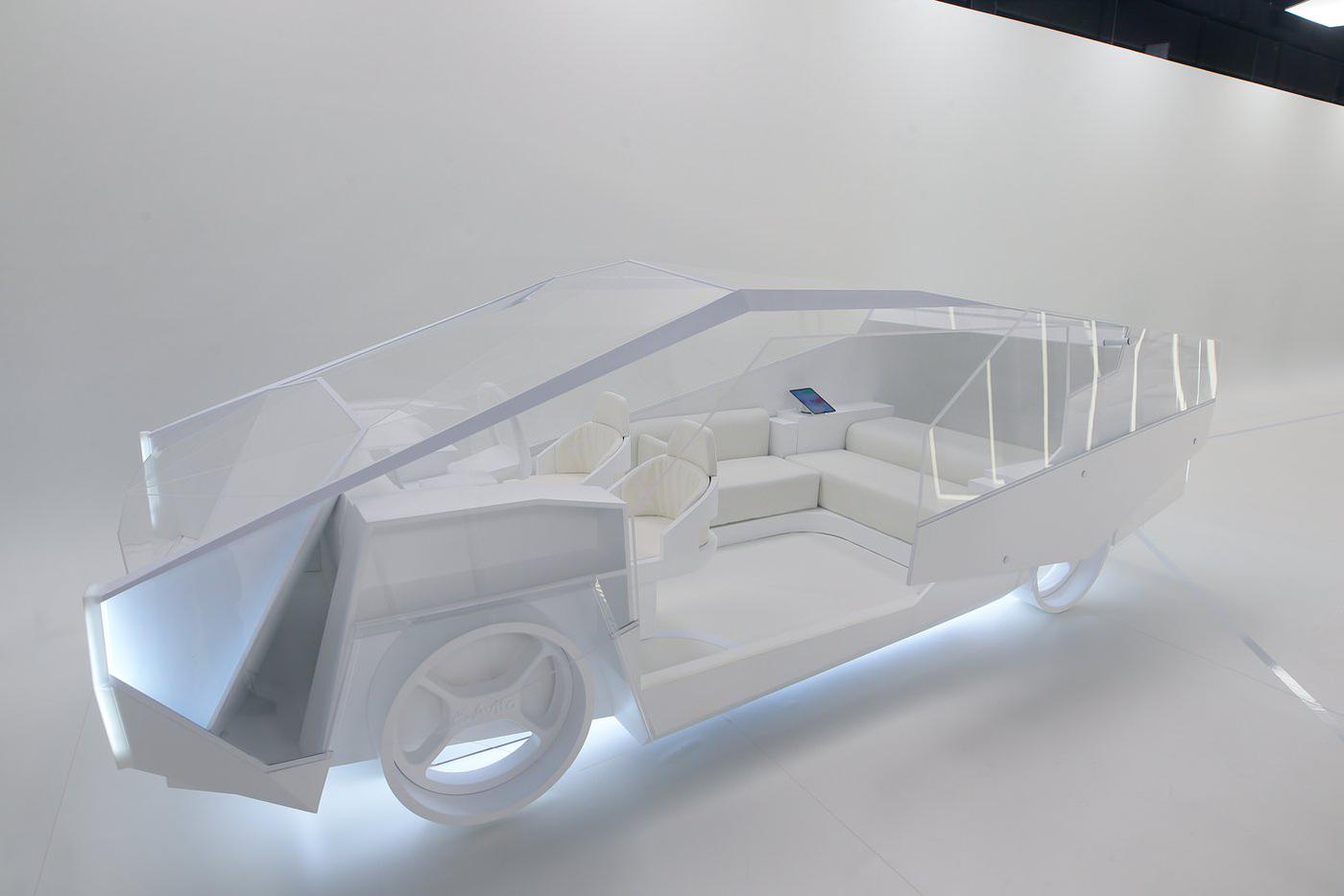 Концепт-кар в белом корпусе и прозрачным верхом выглядит весьма футуристично и привлекает к себе больше всего внимания.