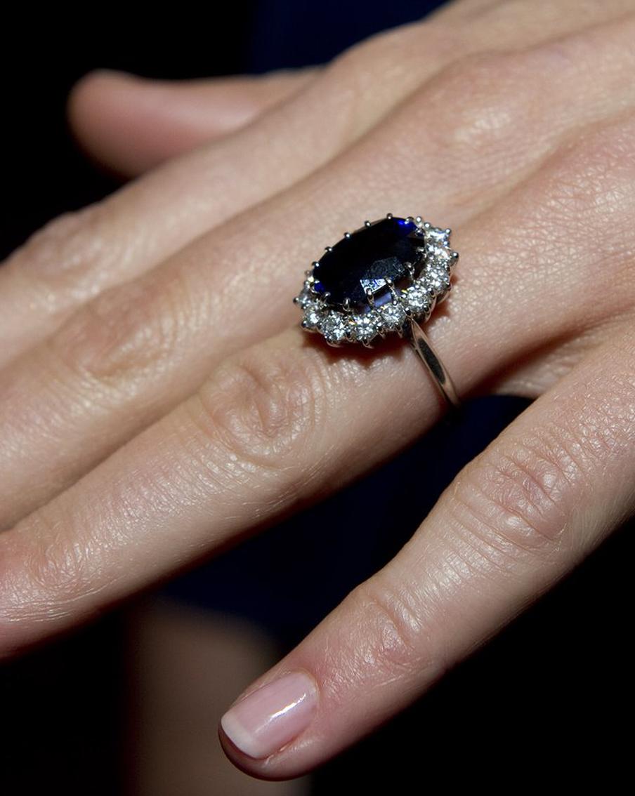 Эксперт посоветовала не дарить женщинам на 8 марта кольца, похожие на обручальные