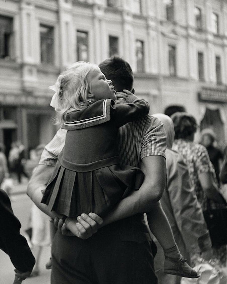 "На закорках. Кузнецкий мост", 1957