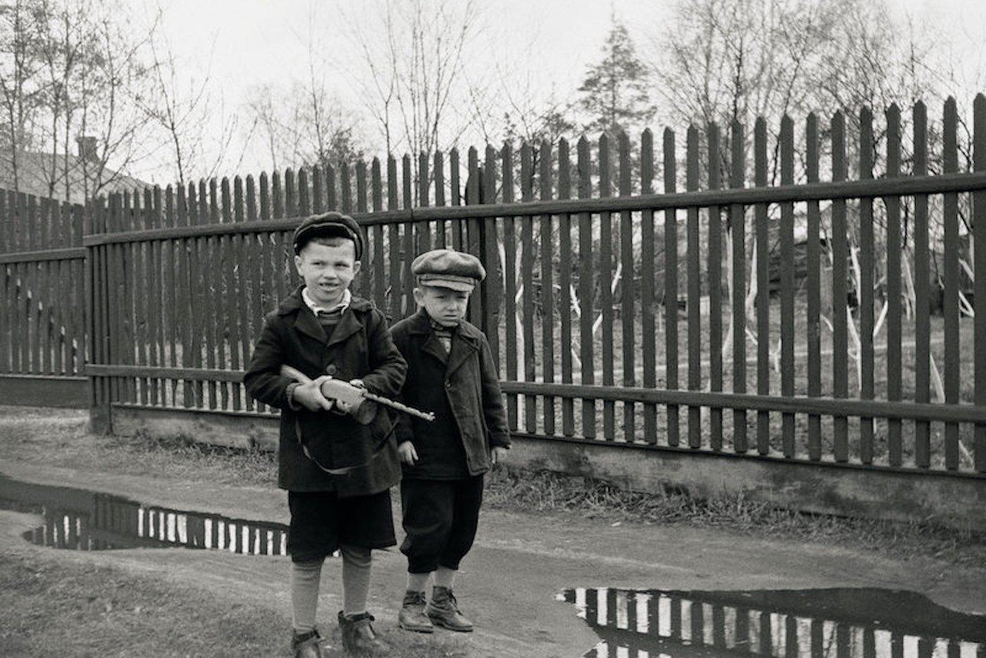 "Конвоир и пленный. Посёлок Быково", 1957