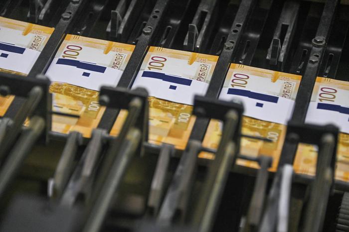 Летом ЦБ планирует запустить новую сторублёвую купюру