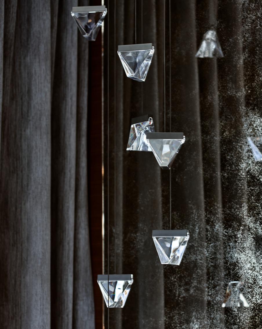 Оригинальная люстра в спальне.