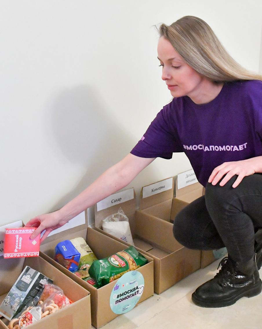 С начала акции "Москва помогает" прошёл год. Москвичи передали жителям новых регионов России множество товаров первой необходимости
