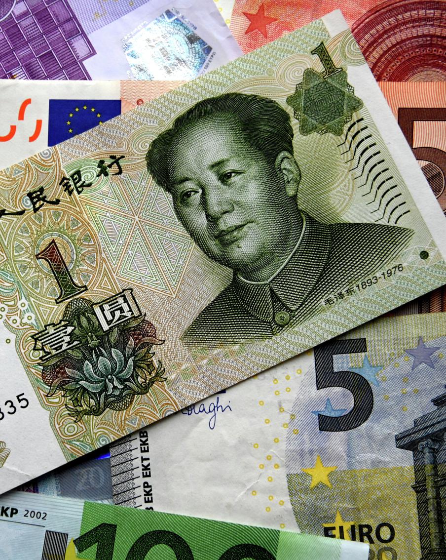 Китайская валюта опередила американскую на российских торгах