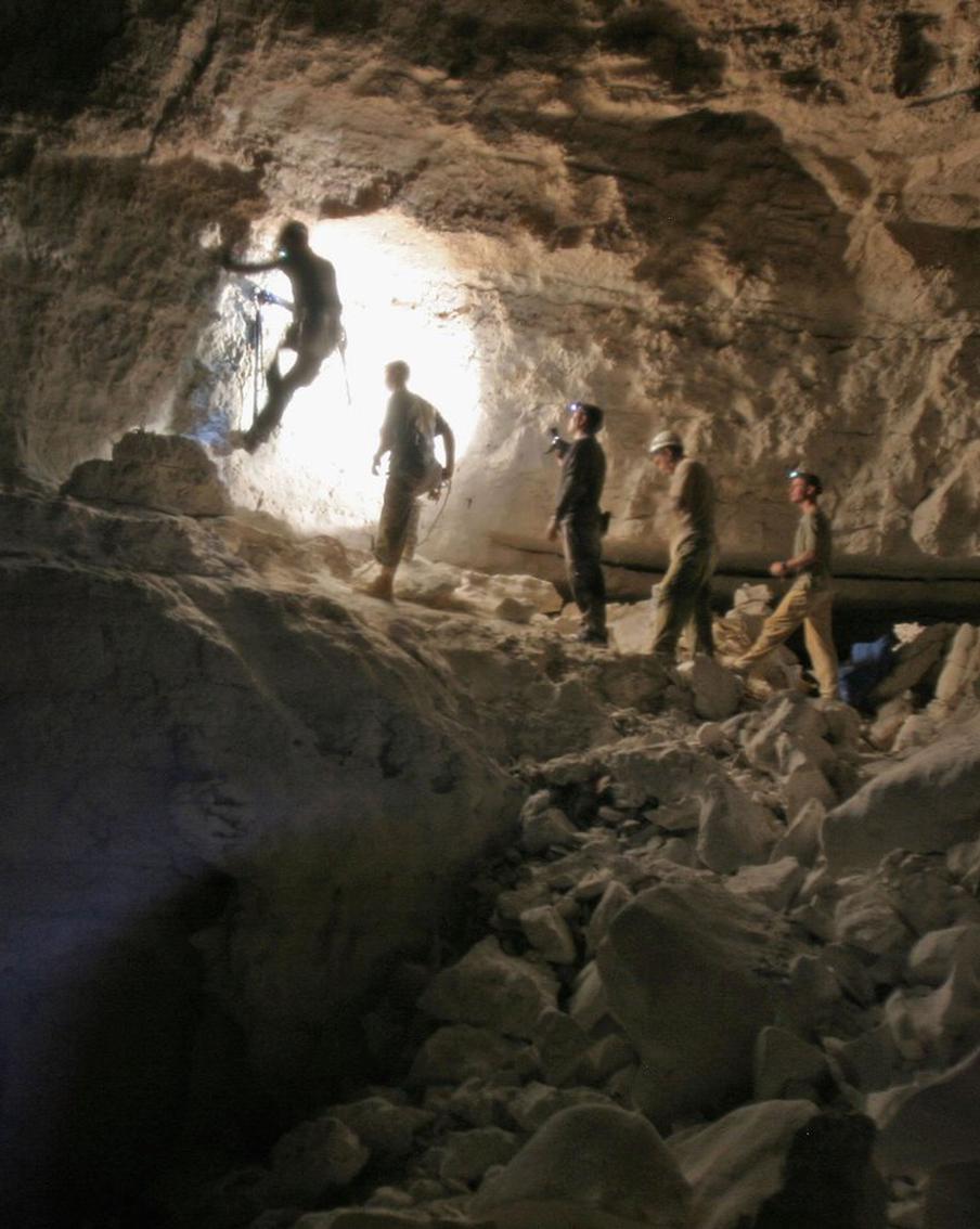 Американец устал выплачивать аренду и ушел жить в пещеру на 16 лет