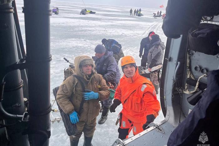 "Получил звездюлей от родных!": как рыбаков сносит на льду в неизвестность