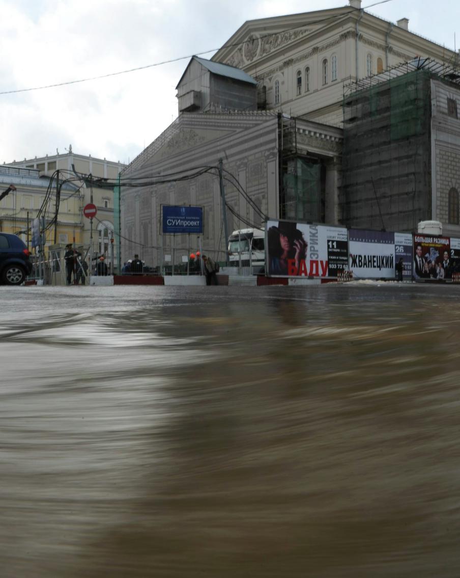 Во Владивостоке из-за прорыва на теплотрассе площадь и улицу залило кипятком