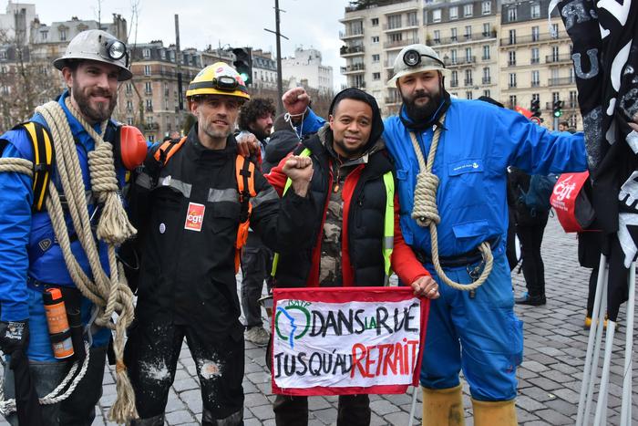 Французы в шестой раз с начала года вышли на забастовку против пенсионной реформы