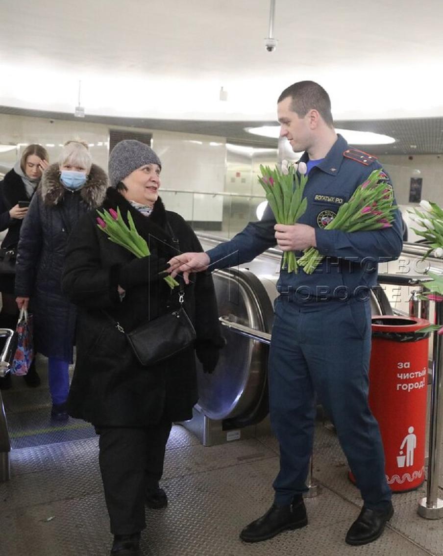 Сотрудники МЧС поздравили женщин в метро с наступающим 8 Марта и подарили им цветы