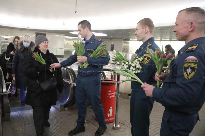 Сотрудники МЧС поздравили женщин в метро с наступающим 8 Марта и подарили им цветы