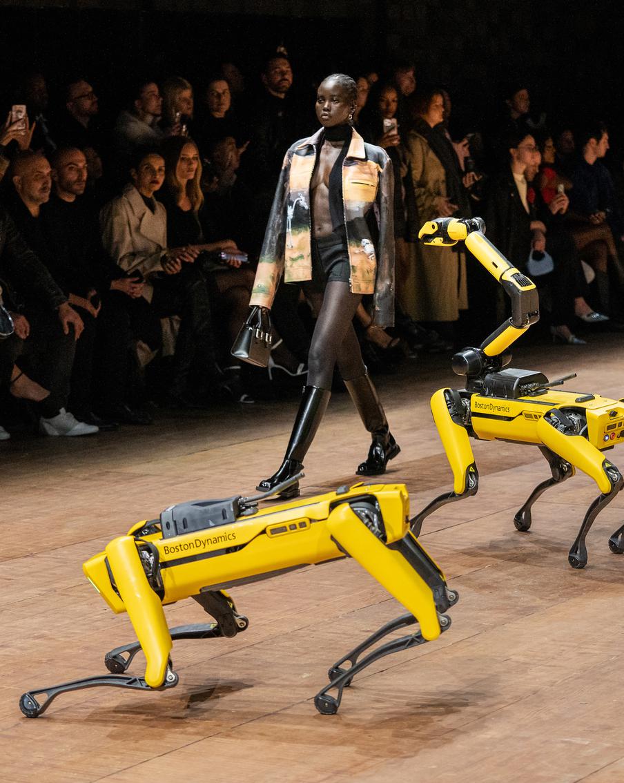 Робопсы Boston Dynamics и ультрафиолет: чем удивила Неделя моды в Париже