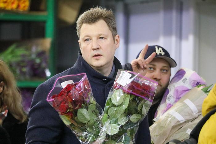 "За такой букет дэвушки что угодно сдэлают!" Как мужики покупали цветы на 8 Марта