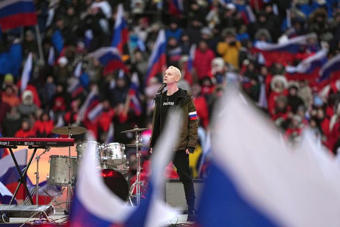 В школе Екатеринбурга ученикам задали выучить песню SHAMAN