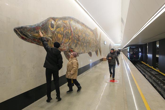 Значок, монету, ракушки и бутылочное стекло с названием известного ликёра "нашли" пассажиры в мозаиках на станции "Нагатинский Затон"