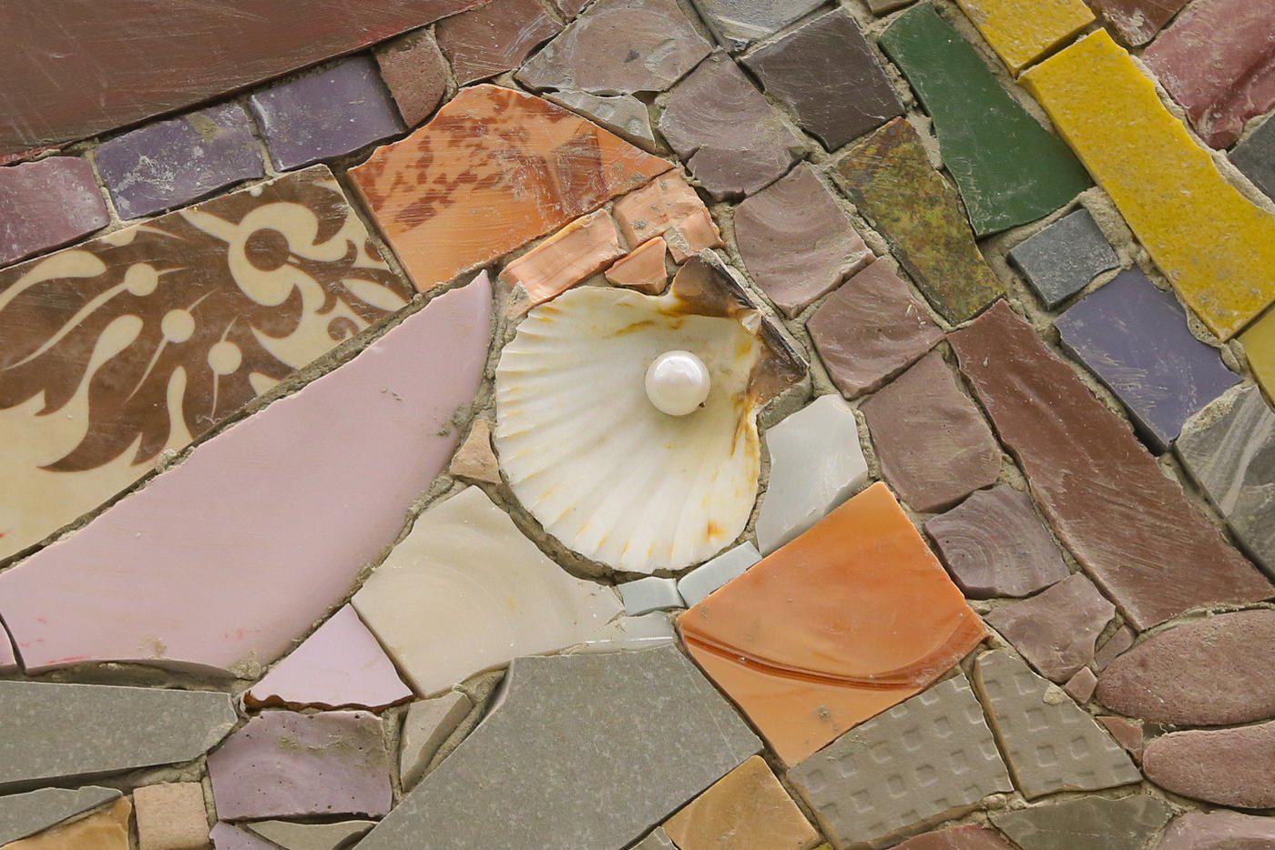 С ракушками всё просто, они отсылают нас к морю