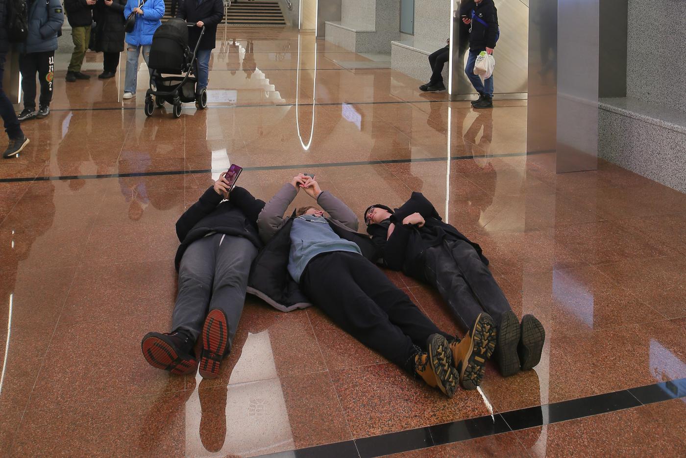 Любители модных снимков устроили лежбище в метро