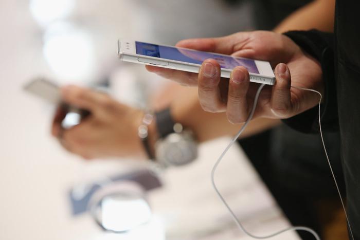 Эксперт сказал, что не надо использовать смартфоны во время зарядки из-за риска перегрева