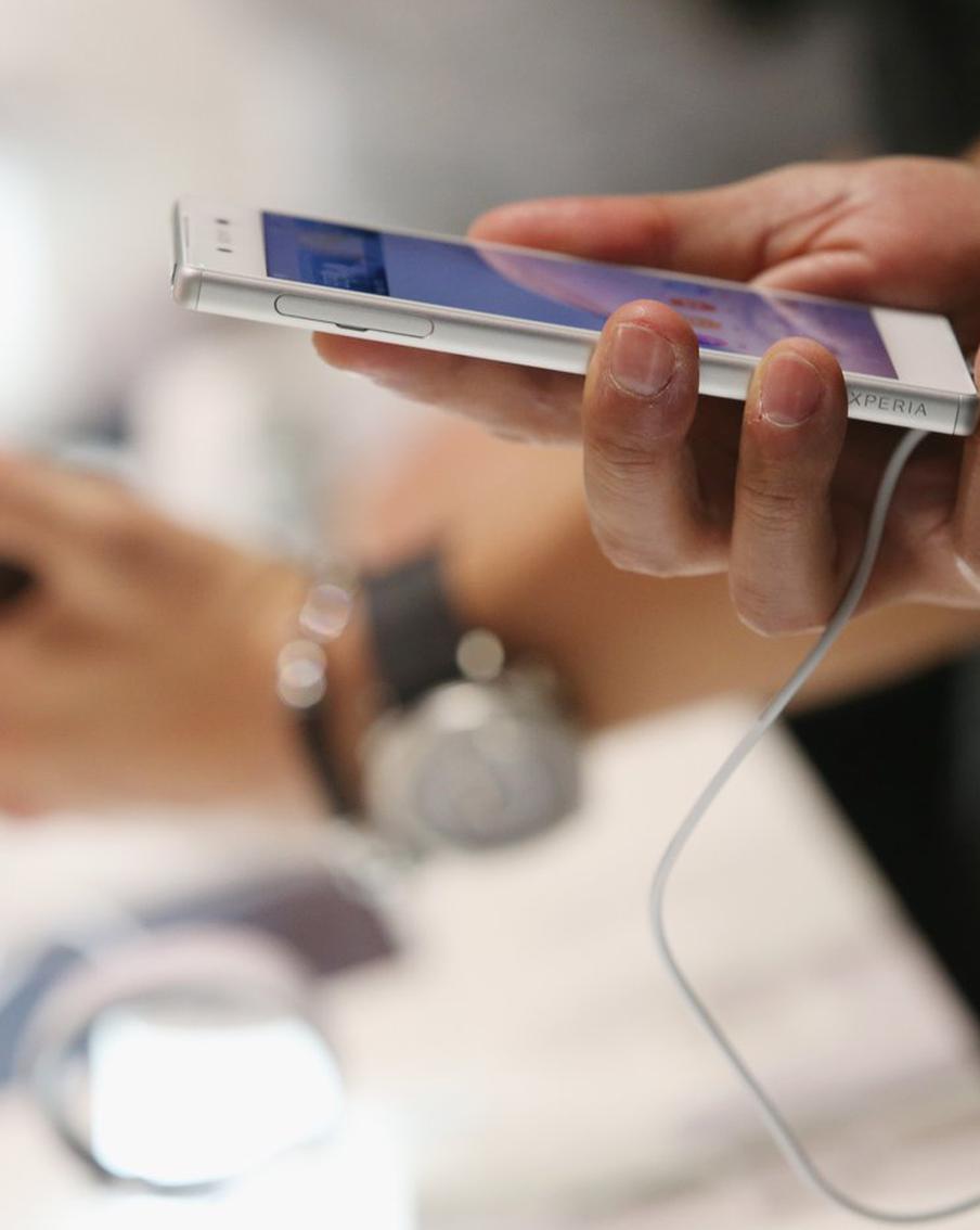 Эксперт сказал, что не надо использовать смартфоны во время зарядки из-за риска перегрева