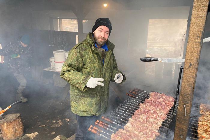Журналист Metro примерил на себя роль волонтёра, приготовил отменный шашлык и привёз дров для наших бойцов