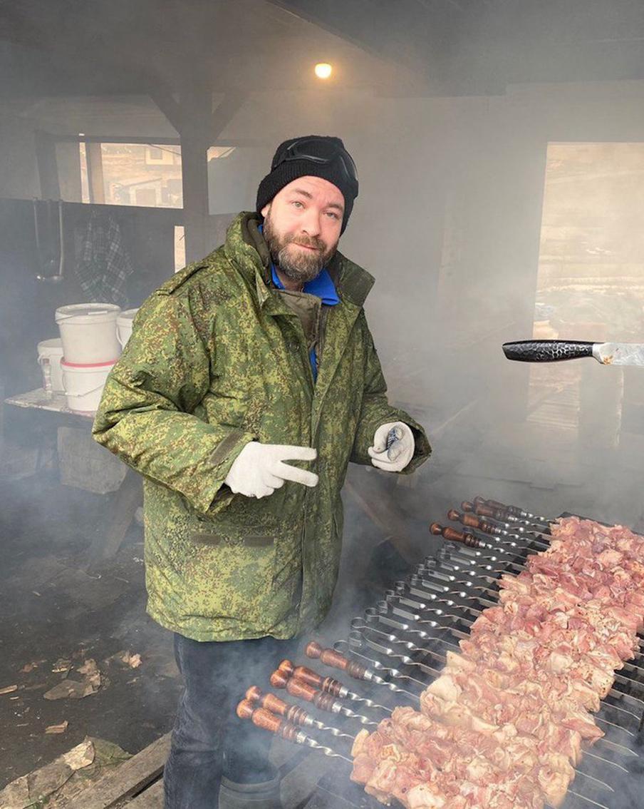 Журналист Metro примерил на себя роль волонтёра, приготовил отменный шашлык и привёз дров для наших бойцов