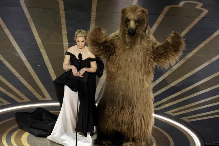 На церемонии "Оскара" у музыканта выросли пальцы-сосиски, а ослица поймала воздушный поцелуй от кинозвезды