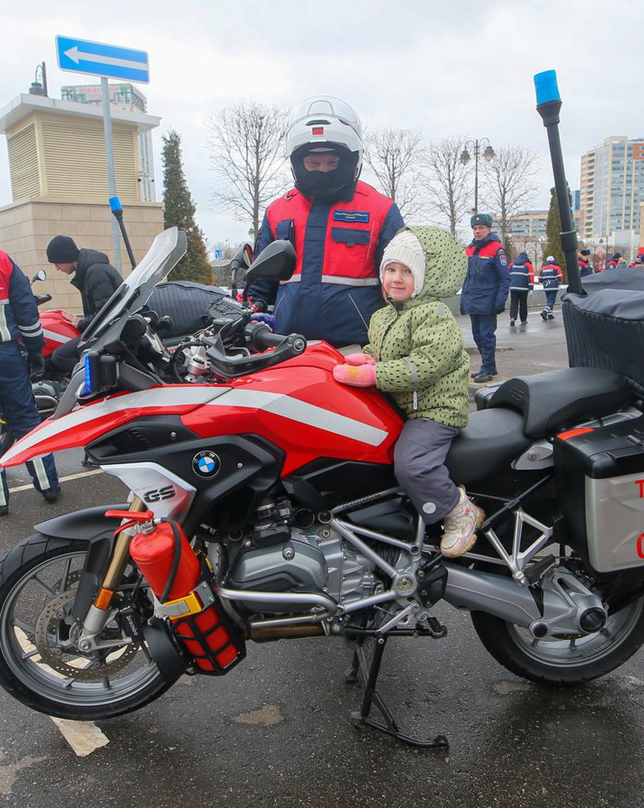 Вверх на 50 этажей или всего на 4 метра: на "Острове мечты" демонстрируют все виды городской техники