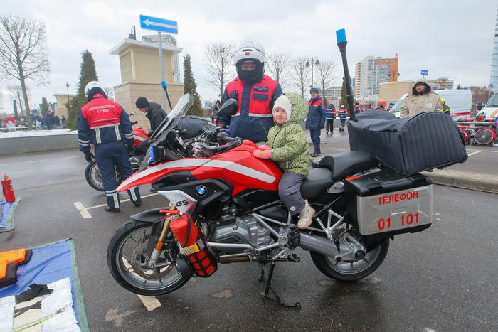 Вверх на 50 этажей или всего на 4 метра: на "Острове мечты" демонстрируют все виды городской техники