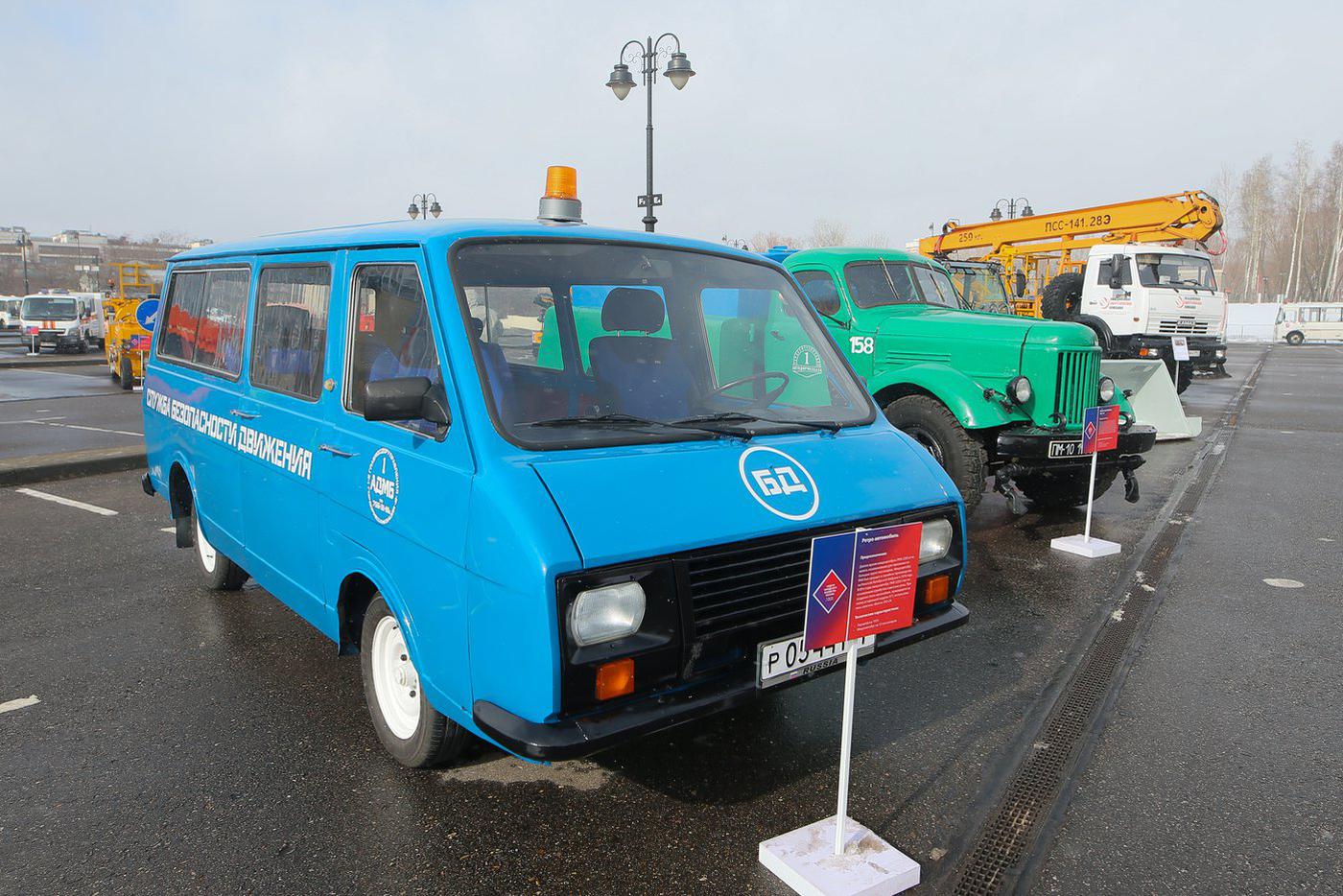 Нашлось место и ретро-экспонатам: такими были маршрутки на 12 пассажиров в Москве прошлого века.
