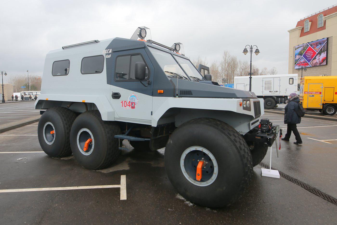 Этот гигант называется "болотоход" и способен "плыть" по воде при нагрузке в четыреста килограммов.