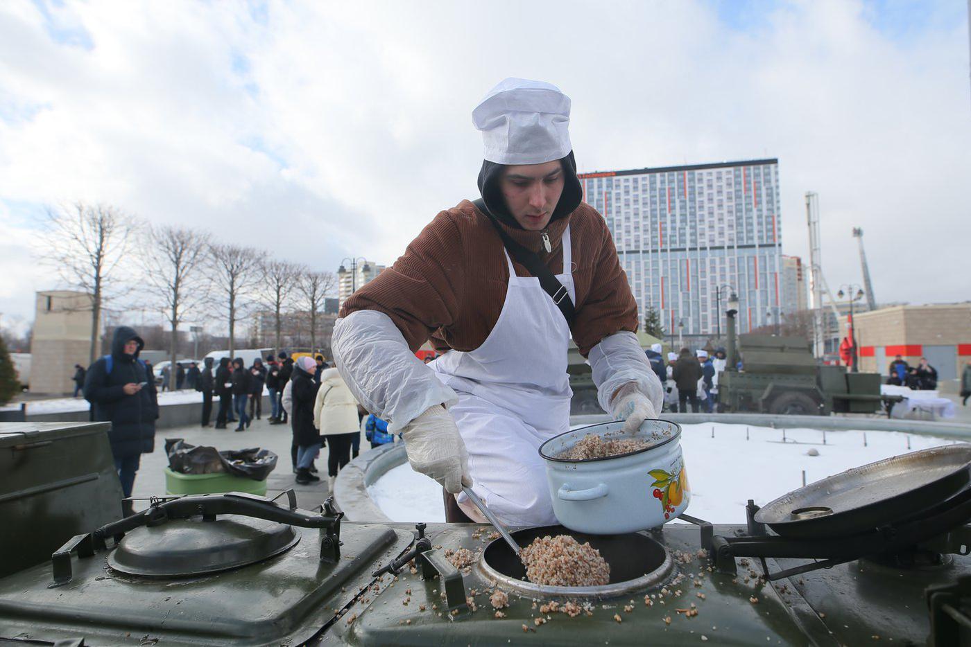 За добавкой гречки повара полевой кухни ходили через каждые две-три минуты.