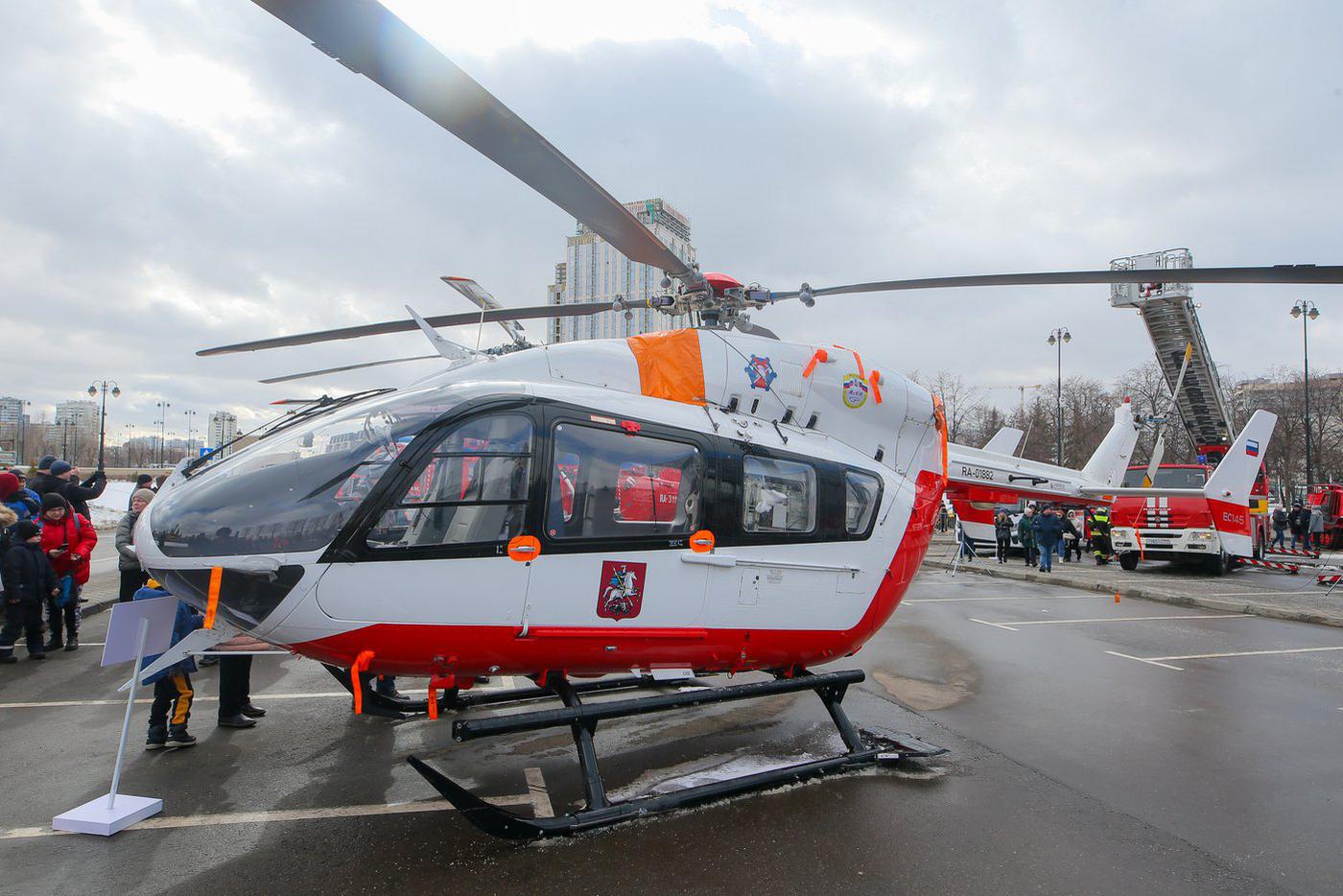 Выглядит медицинский вертолёт внушительно, но внутри всё кажется чересчур маленьким и тесным.