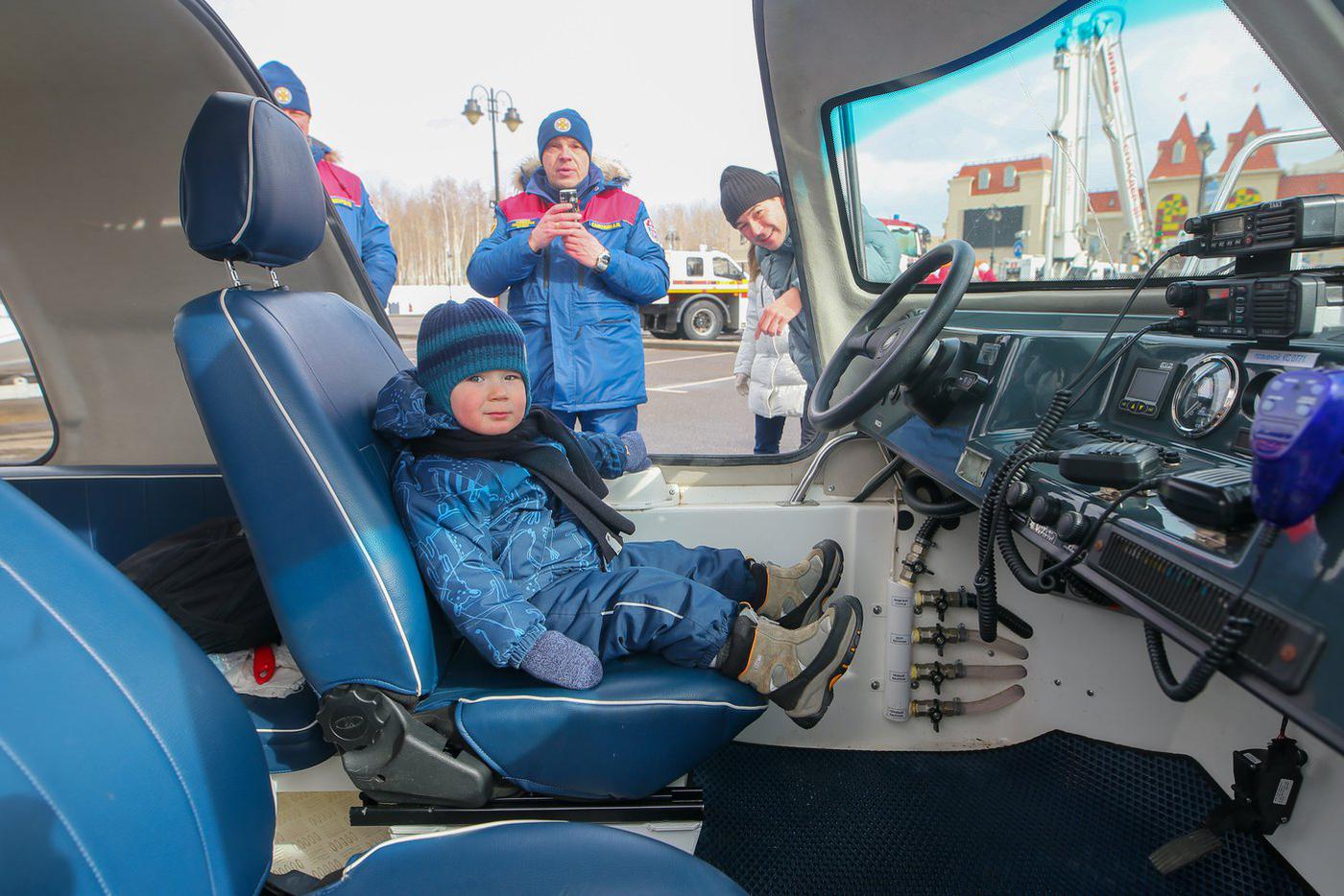 Детям на выставке – самое настоящее раздолье. Можно посидеть за рулём настоящих машин и вообразить себя героями фильма или реальной жизни городских служб.
