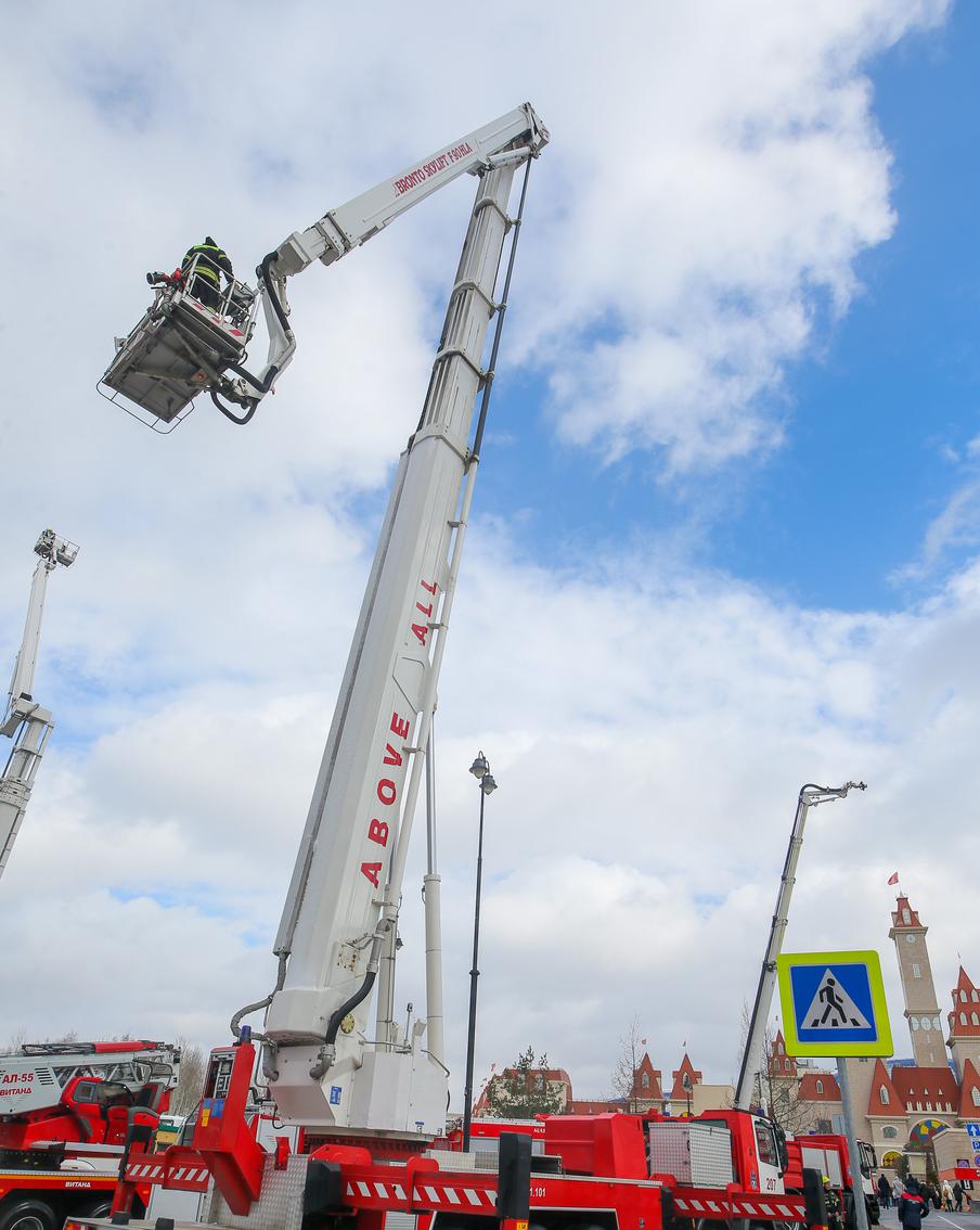 Этот подъёмник может поднять вас на 50 этажей, но добиться такой возможности от работников невозможно. Максимум – это 15 метров.