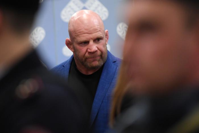 Джефф Монсон сообщил, что намерен сдать американский паспорт в посольстве страны