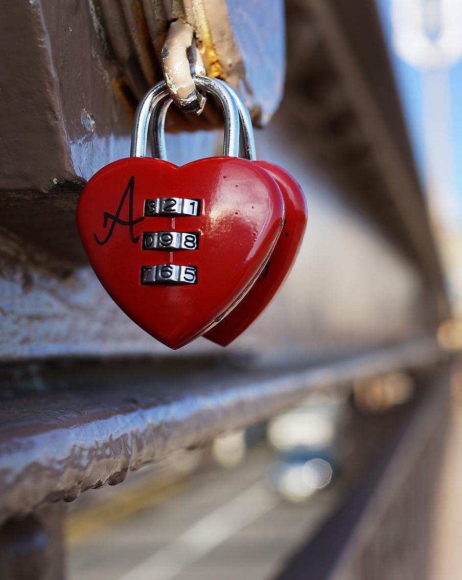 Знакомства на Tinder обернулись для десятков россиянок кредитами на "бизнес Никиты"