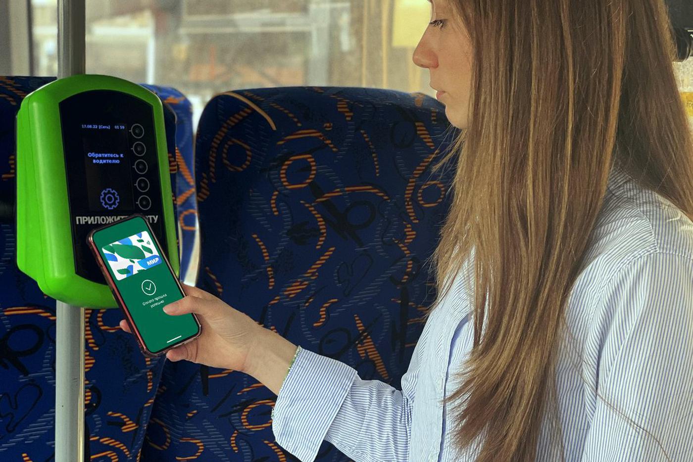 Для держателей карты "Мир" проезд в метро, на МЦК, МЦД, а также в автобусах, трамваях и электробусах подешевел на 10 рублей