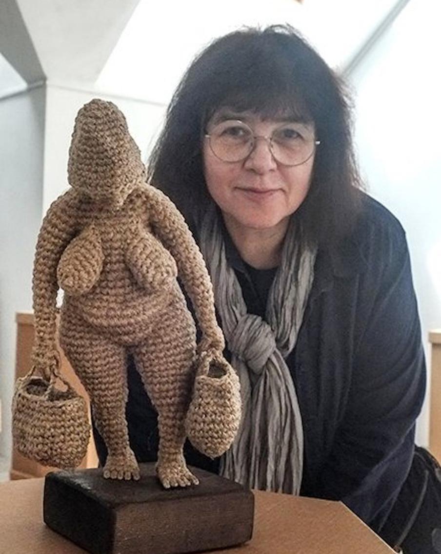 Юлия Устинова и одна из её героинь.