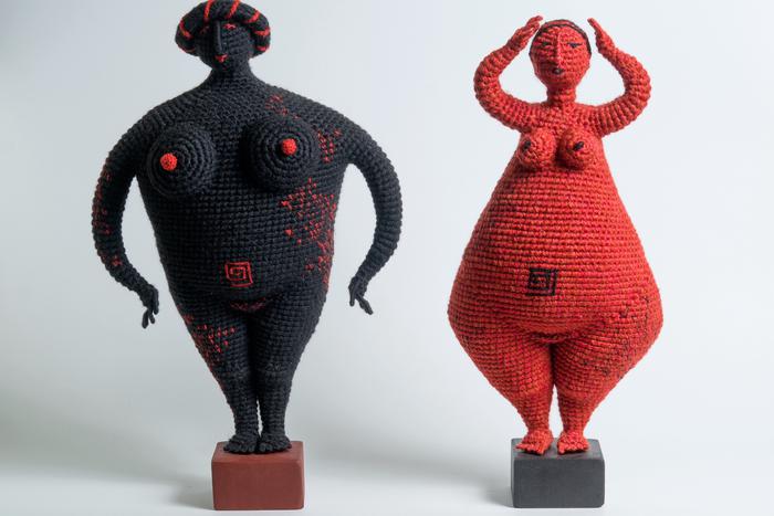 Голые и шерстяные. Московская художница вяжет симпатичных дам из цветной шерсти и джута