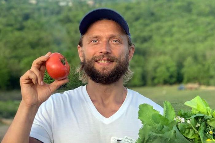 Сын блогера-сыроеда и праноеда Максима Лютого умер после длительного отказа от еды