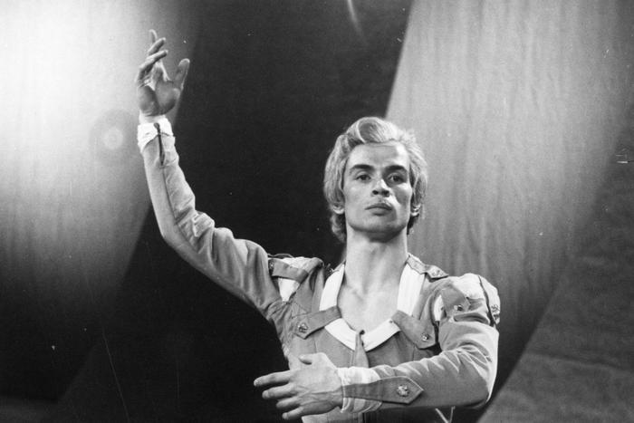 "Его эпатаж был защитной маской". Бунтарь Нуреев был мягким и легкоранимым