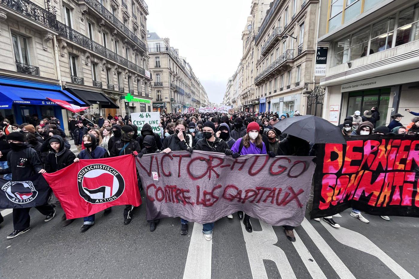В столице Франции начался митинг против поставок оружия Украине и за выход страны из НАТО