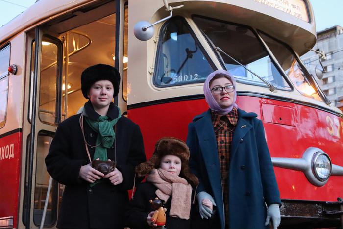 Машина времени выехала на улицы Москвы: Metro отправилось в ретро-путешествие по улицам города