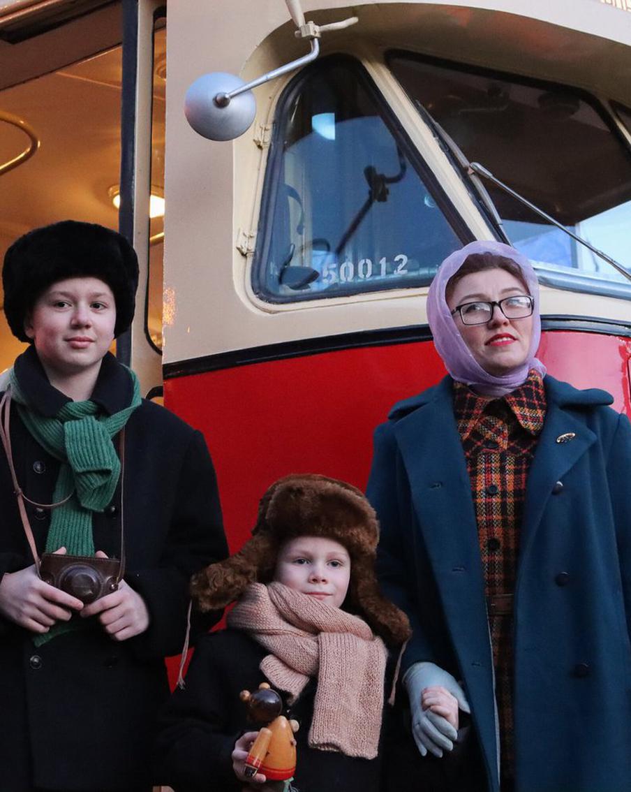 Машина времени выехала на улицы Москвы: Metro отправилось в ретро-путешествие по улицам города