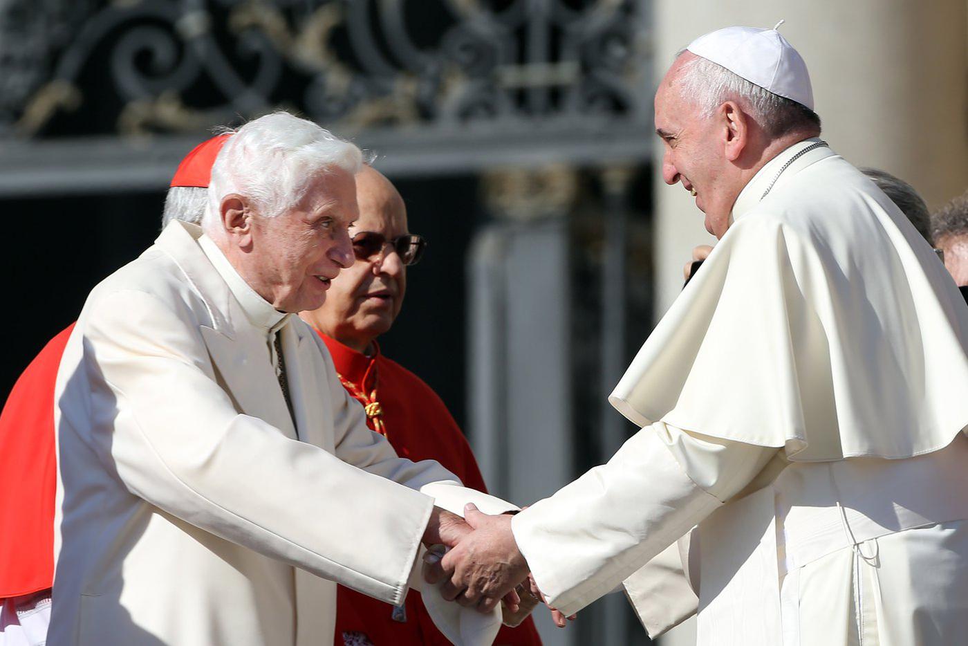 Одна из первых встреч Франциска со своим предшественником Бенедиктом, март 2014 года.