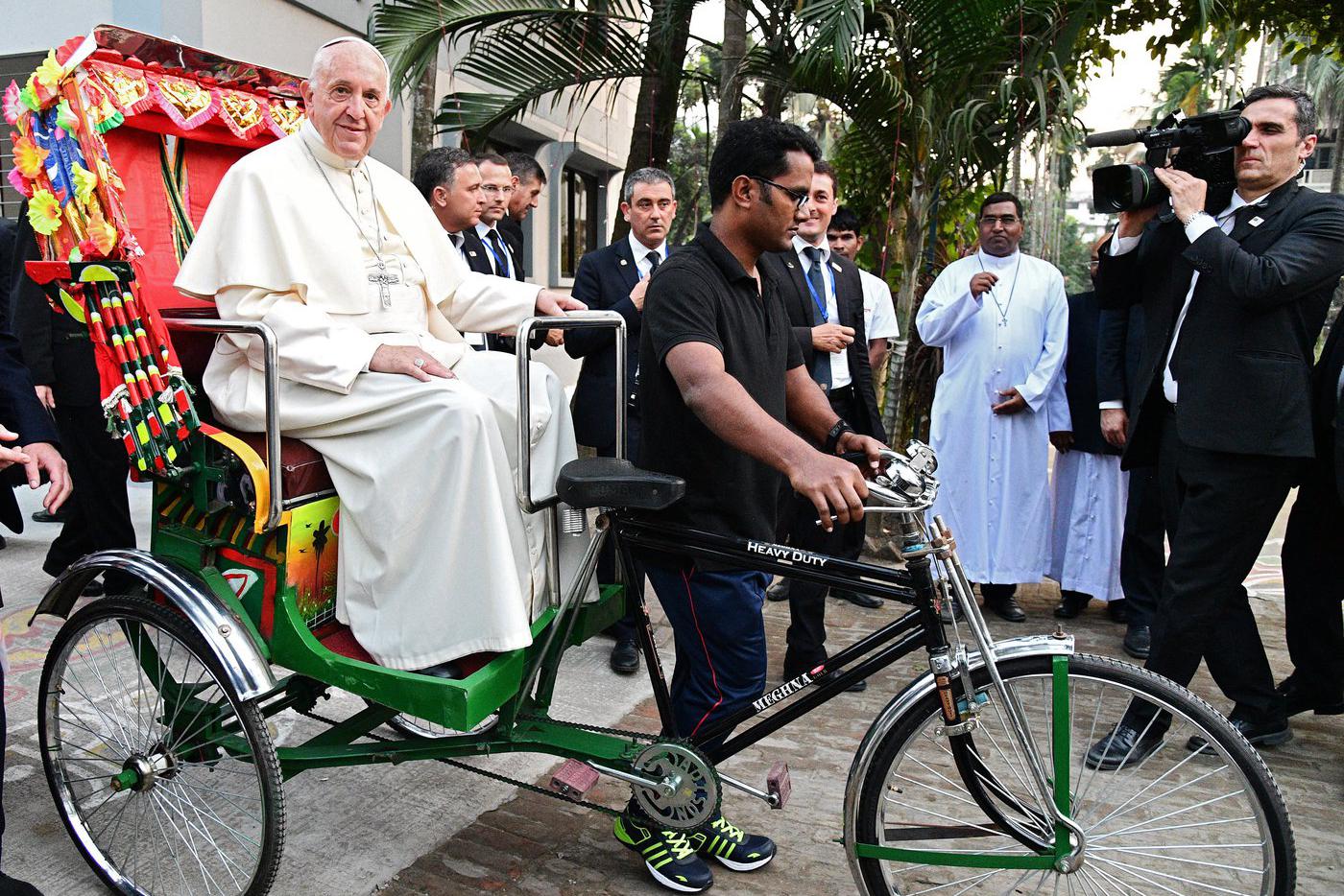 Папа Франциск едет на рикше во время визита в Бангладеш. Декабрь 2017 года.