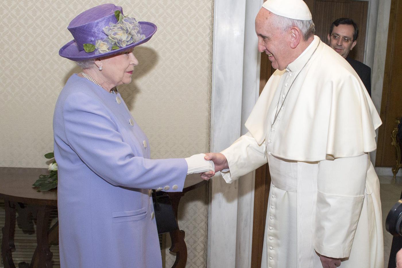 Франциск на встрече с королевой Елизаветой в Ватикане. Весна 2014 года.