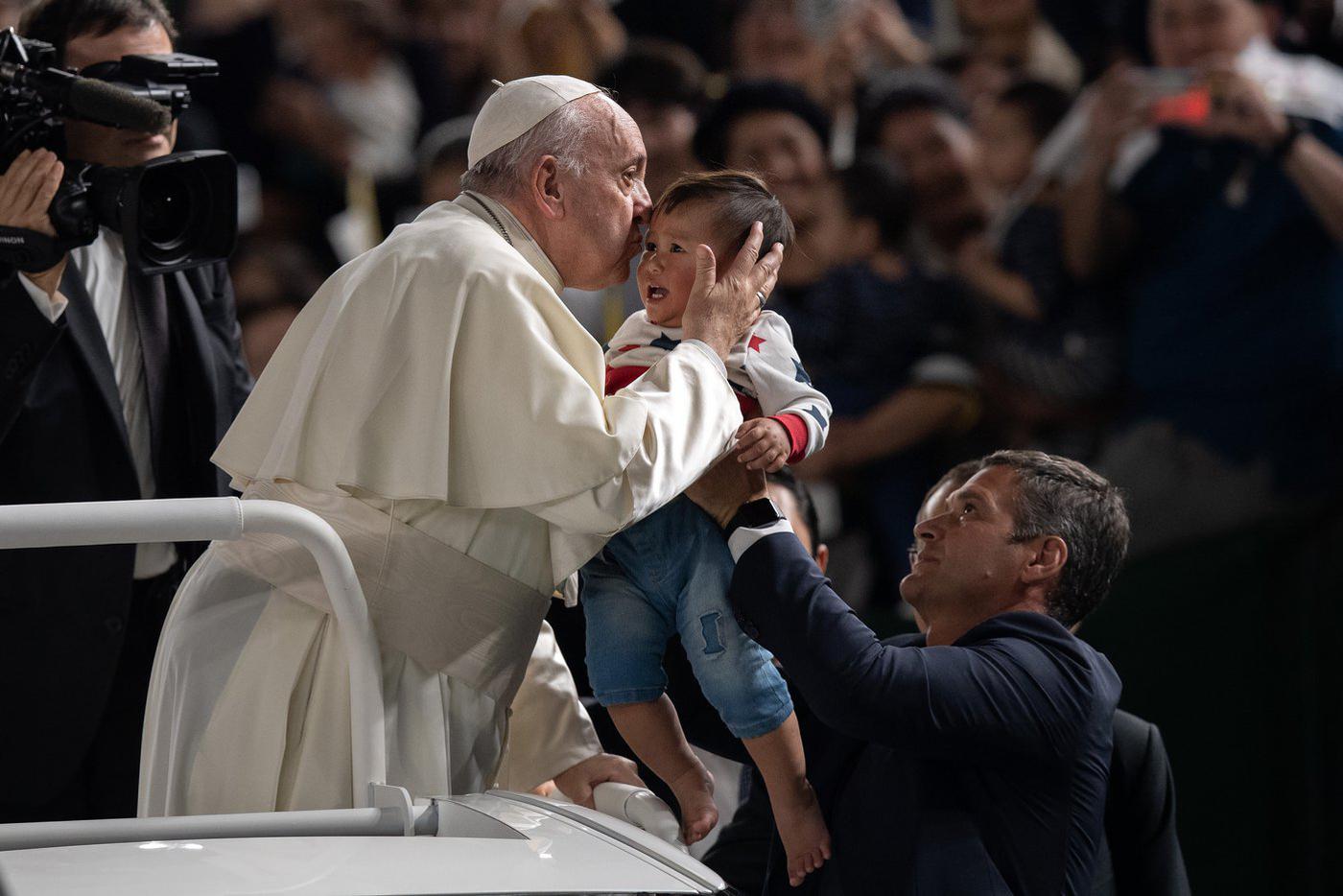 Франциск целует маленького ребёнка во время своего визита в Токио. Осень 2019 года.