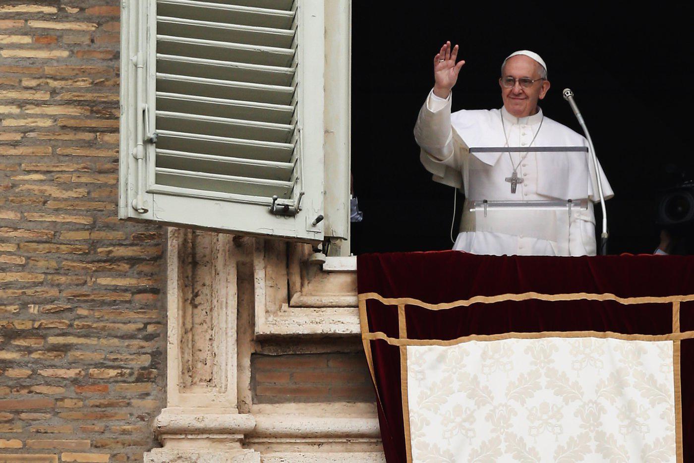 Папа Римский Франциск даёт своё первое благословение верующим после интронизации. Март 2013 года