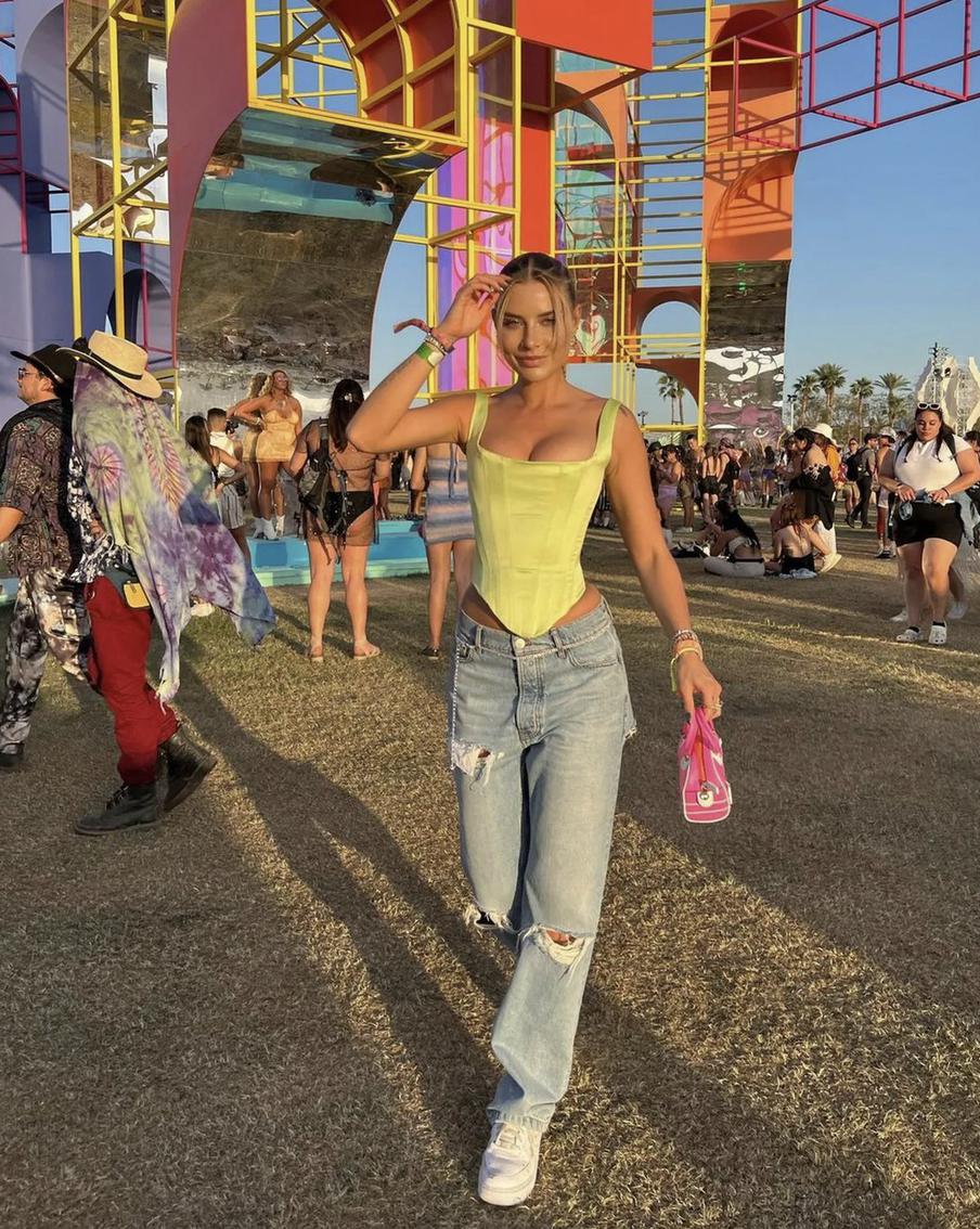 С корсетом.